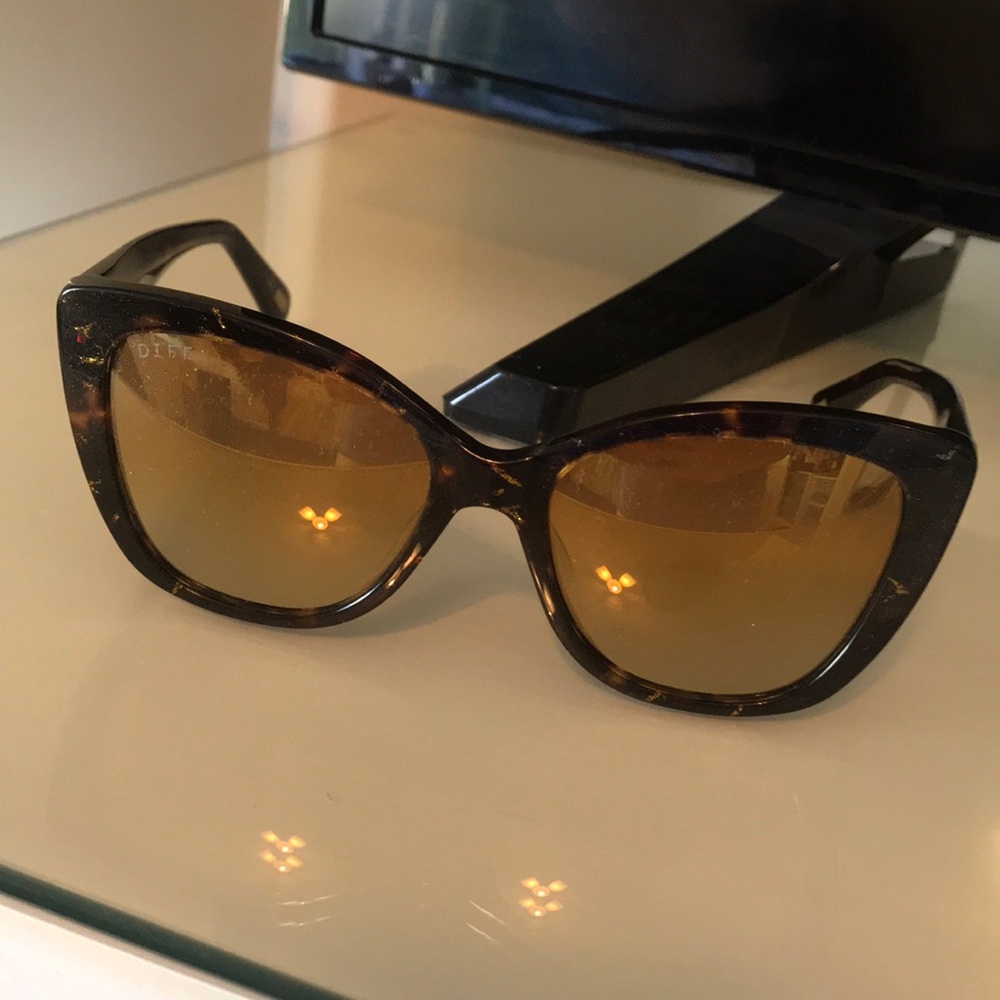 Diff Eyewear Sunglasses with Case!